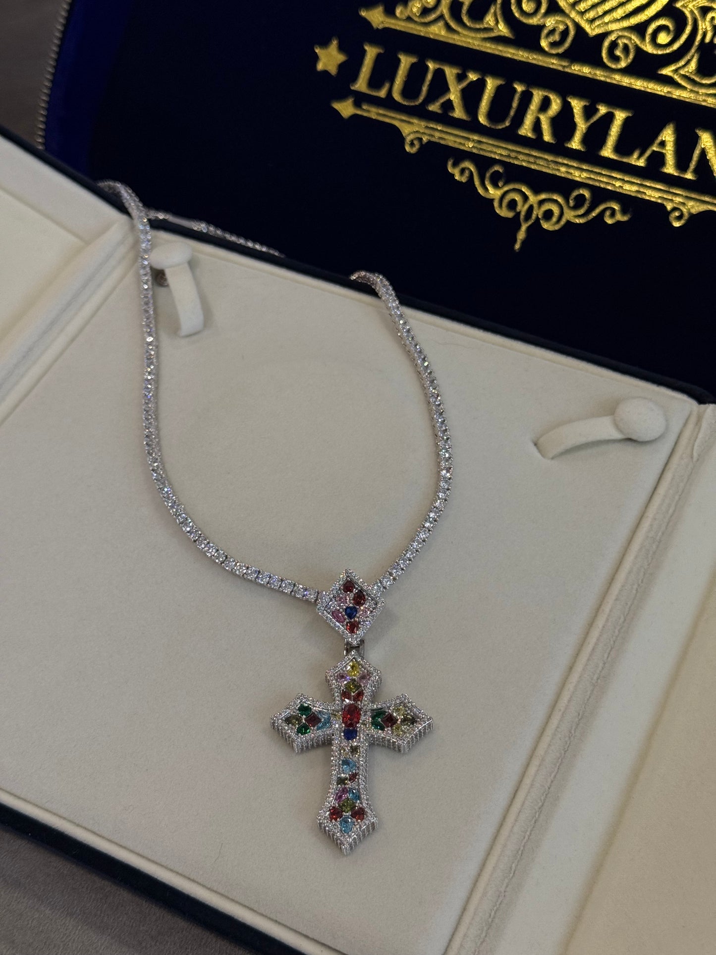 Dije de cruz de vitral full iced con cadena tennis 3mm white gold