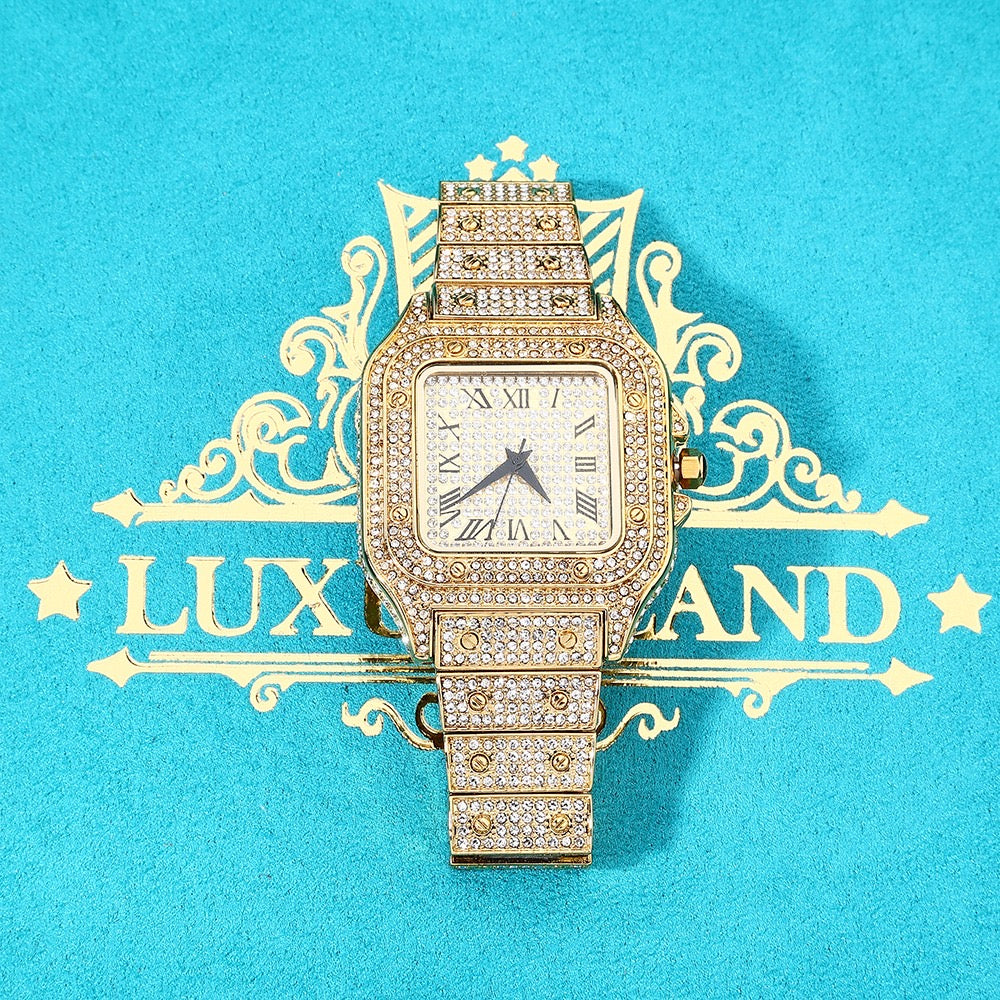 Reloj Square CRTR type reloj gold and gold  background. Colección 2025