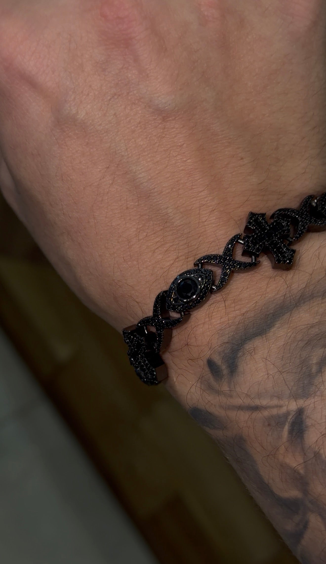 Brazalete eyes and cross black full iced 2026
