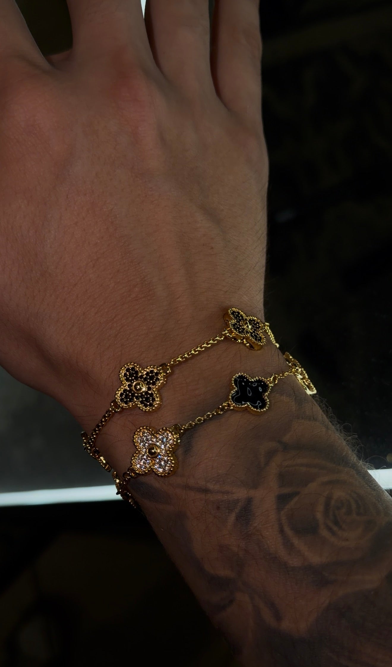Combo de brazaletes VC. Golden x black zircons y brazalete VC golden x black