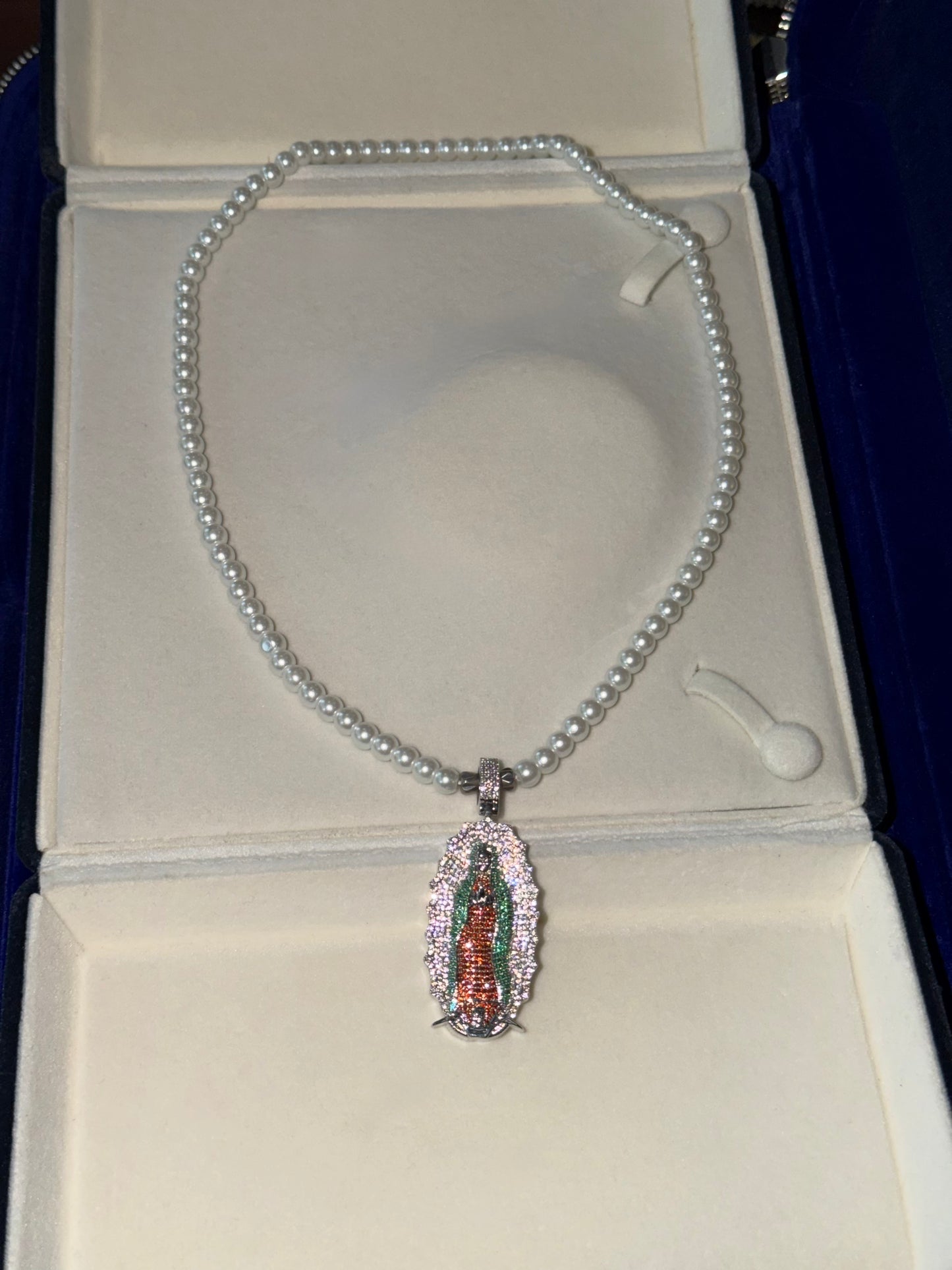 Medalla (dije) de la Virgen con collar de perlas de río