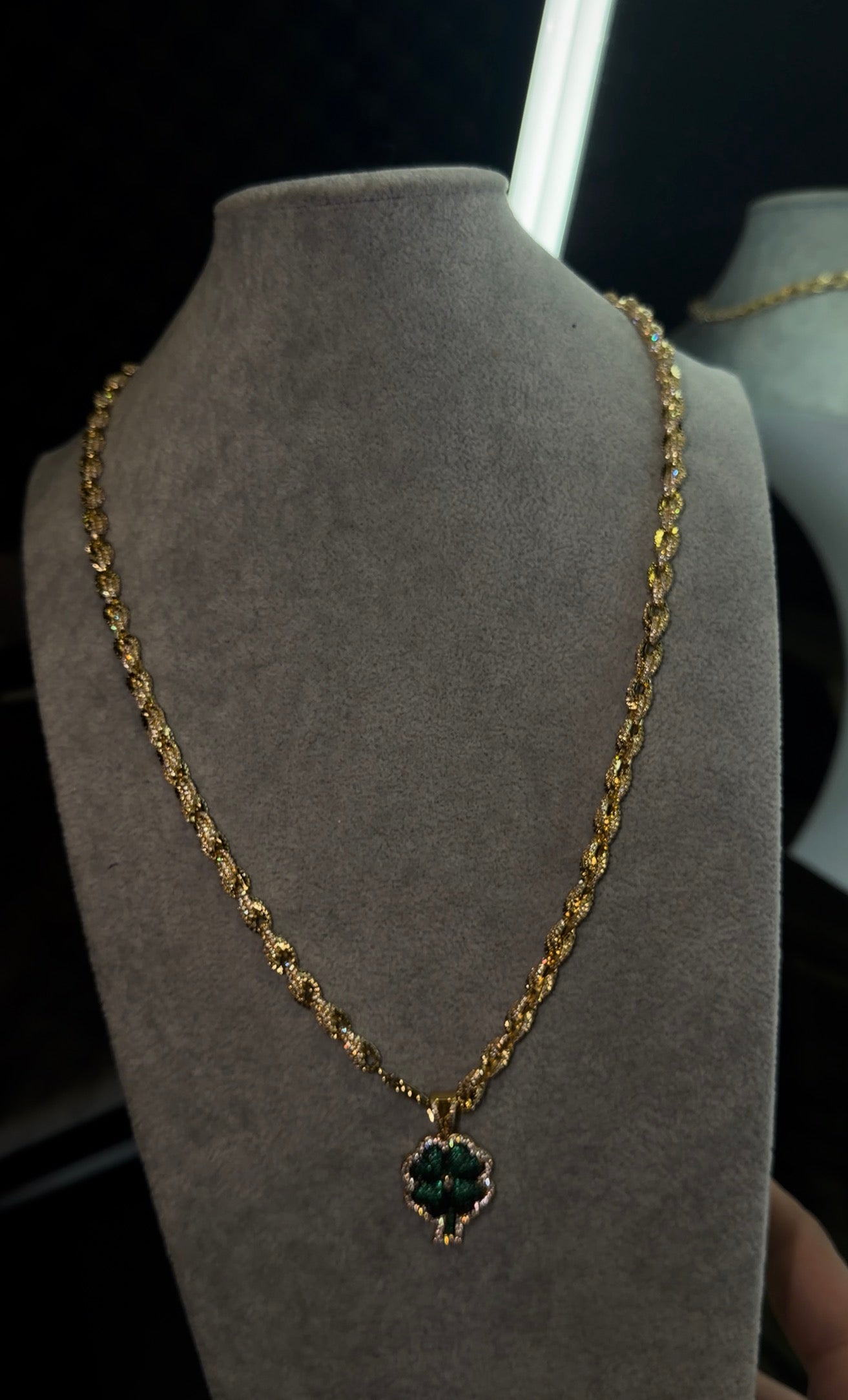Torzal 6 mm incrustado con dije de trébol golden plated