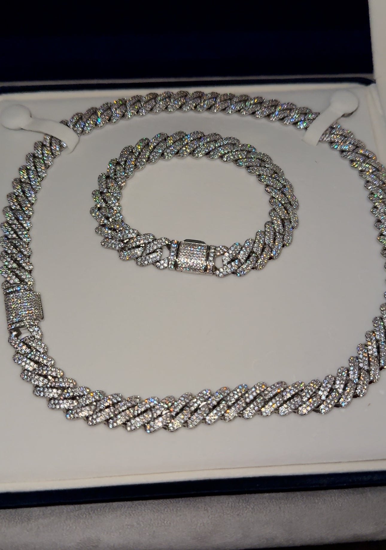 Cadena y brazalete Cuban link 13mm white gold con incrustaciones full iced