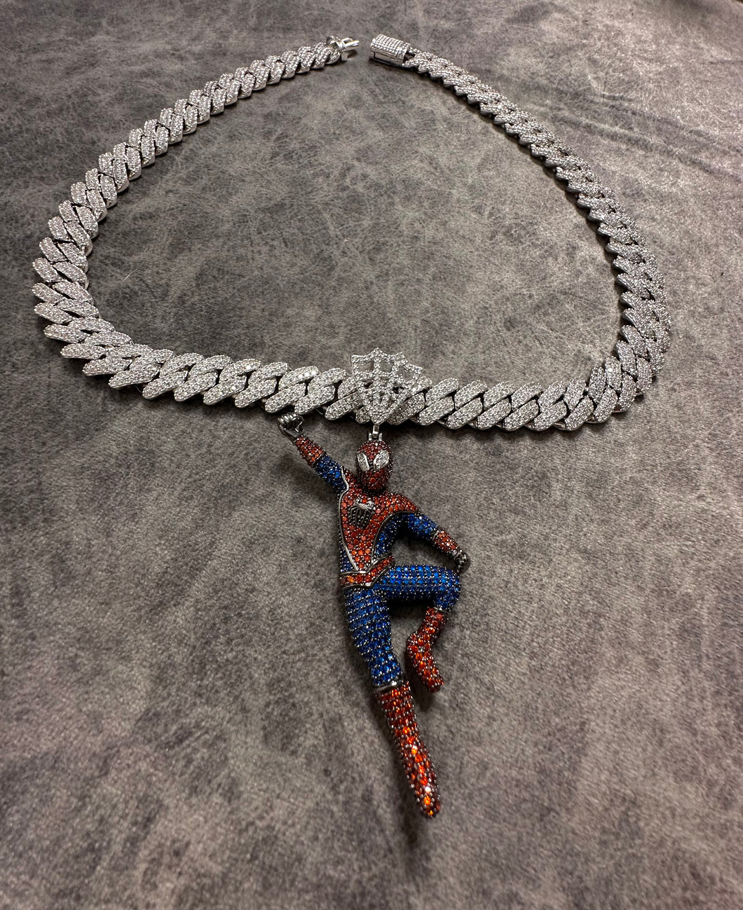 Dije de Spiderman con cadena prong link 13 mm