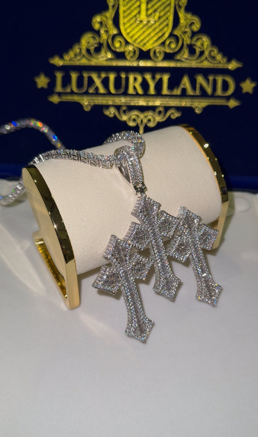 Dije triple cross baguette iced con cadena tennis 5mm white gold