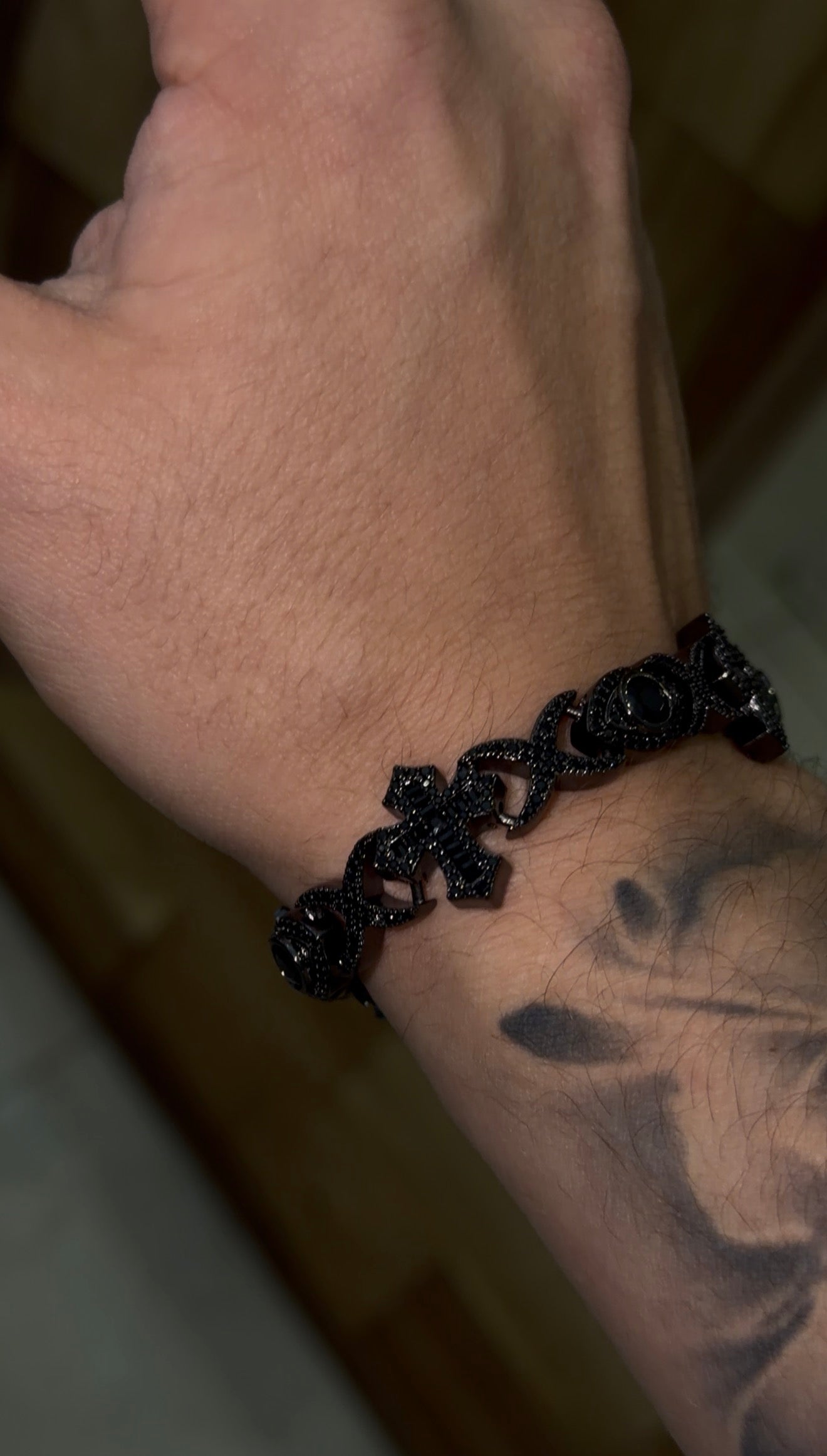 Brazalete eyes and cross black full iced 2026