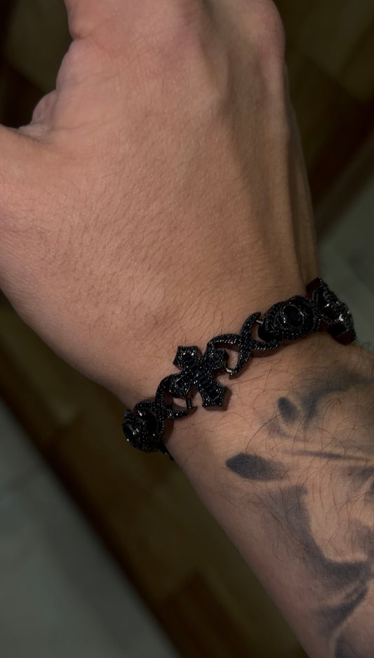 Brazalete eyes and cross black full iced 2026