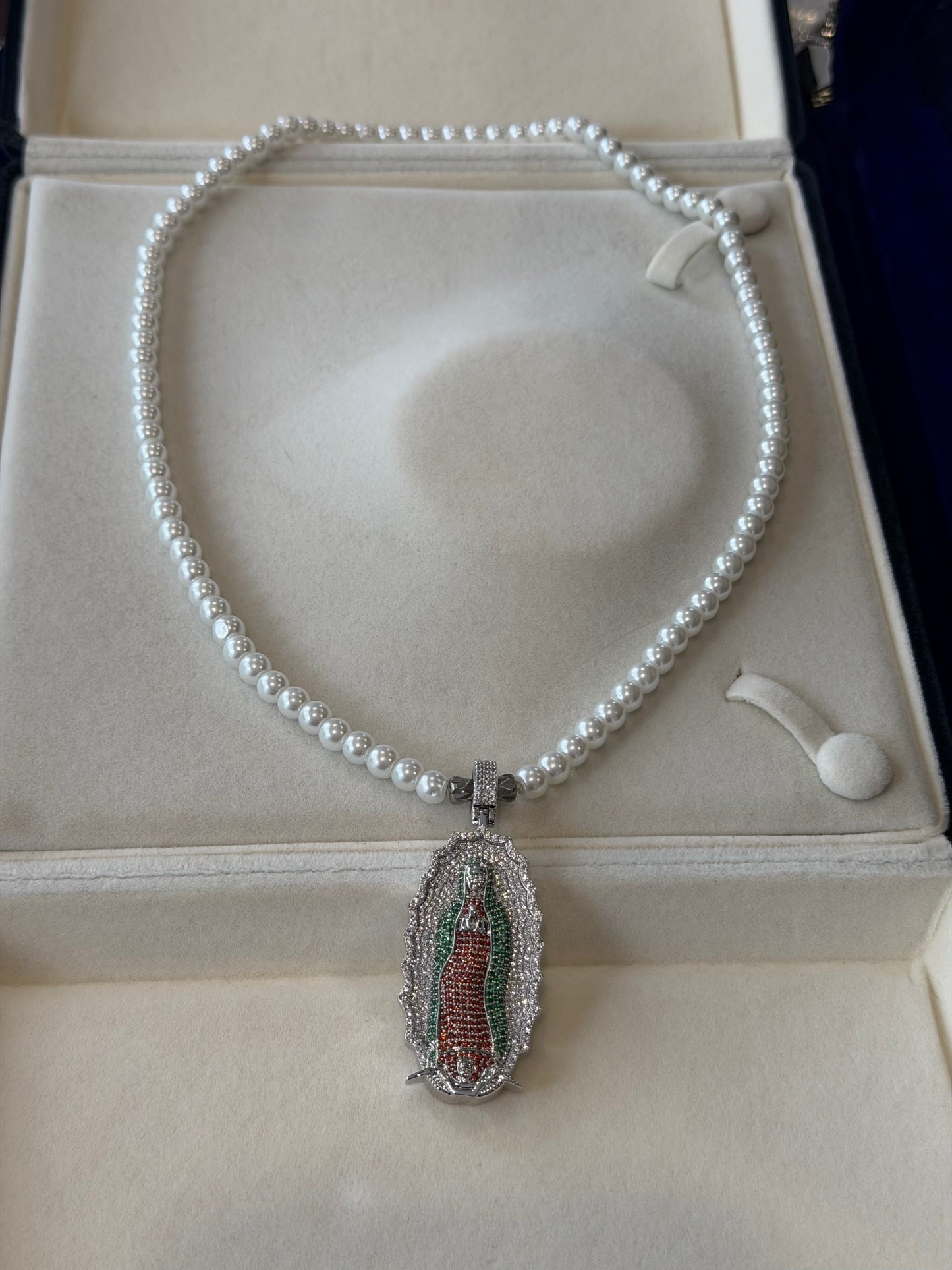 Medalla (dije) de la Virgen con collar de perlas de río