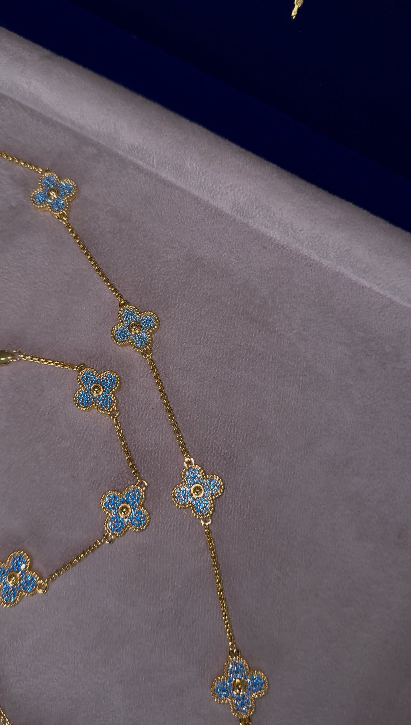 Cadena y brazalete VC full iced golden x blue