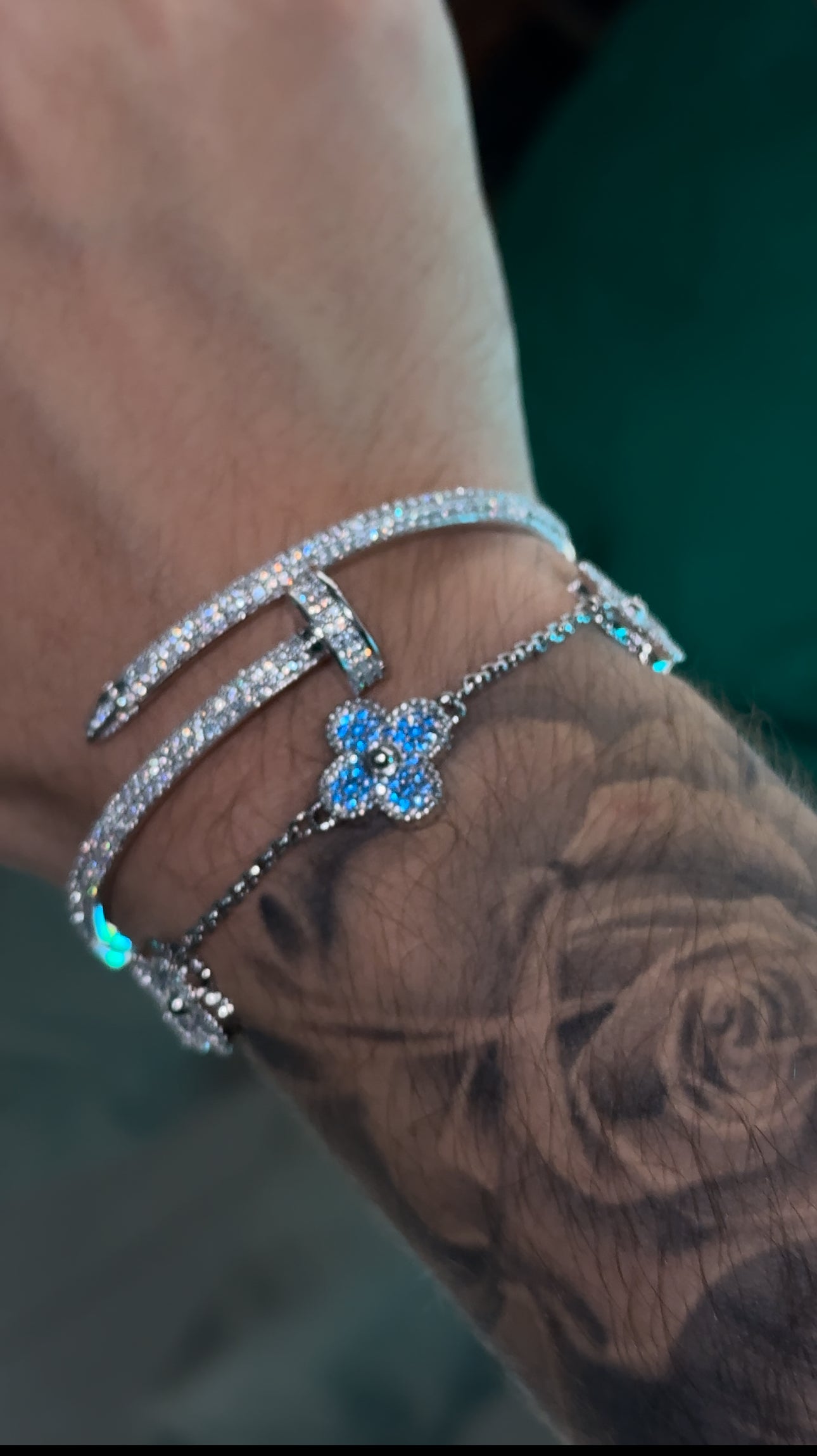 Combo de brazaletes en promo (brazalete de clavo y vancleef blue)