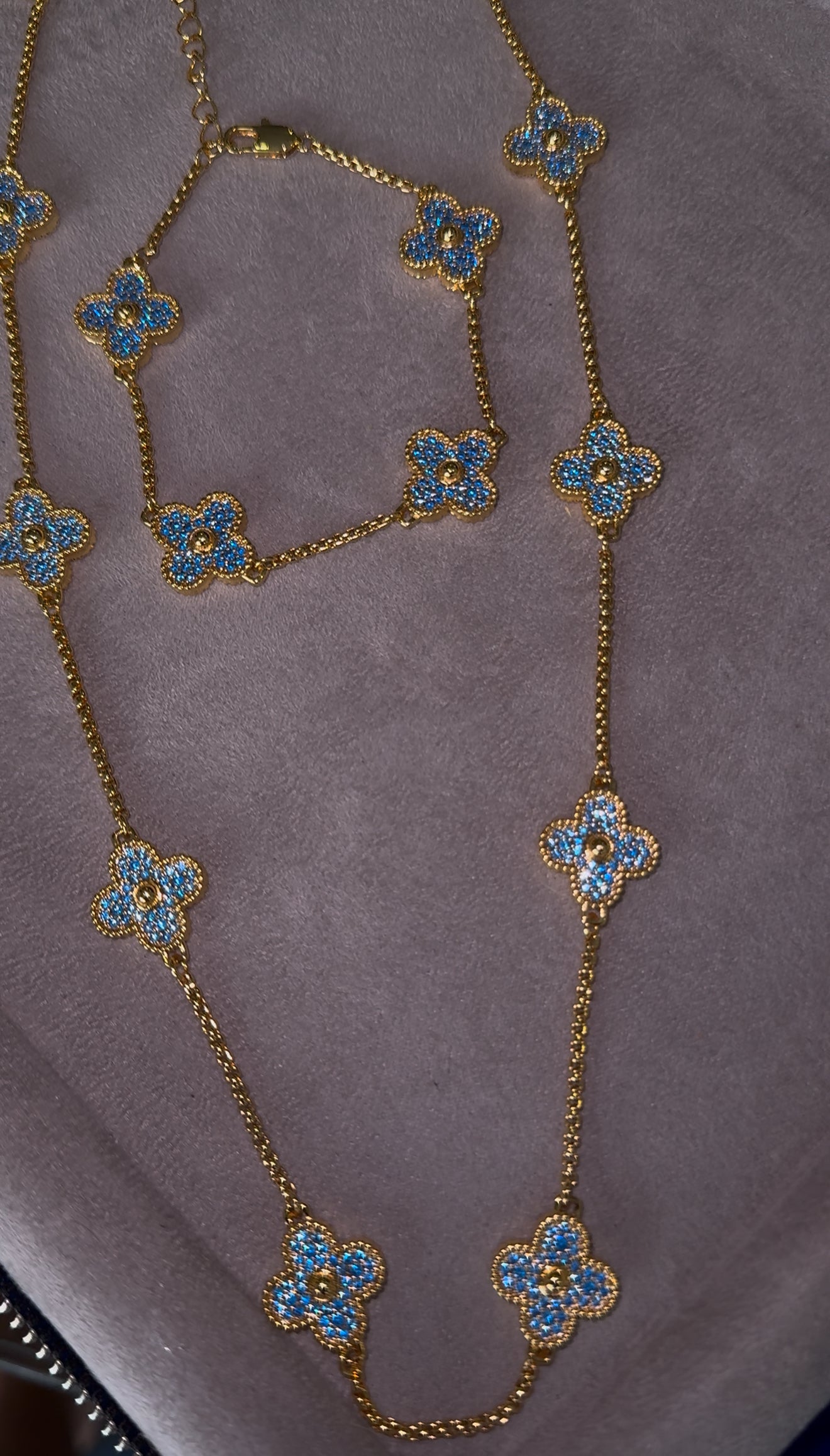Cadena y brazalete VC full iced golden x blue
