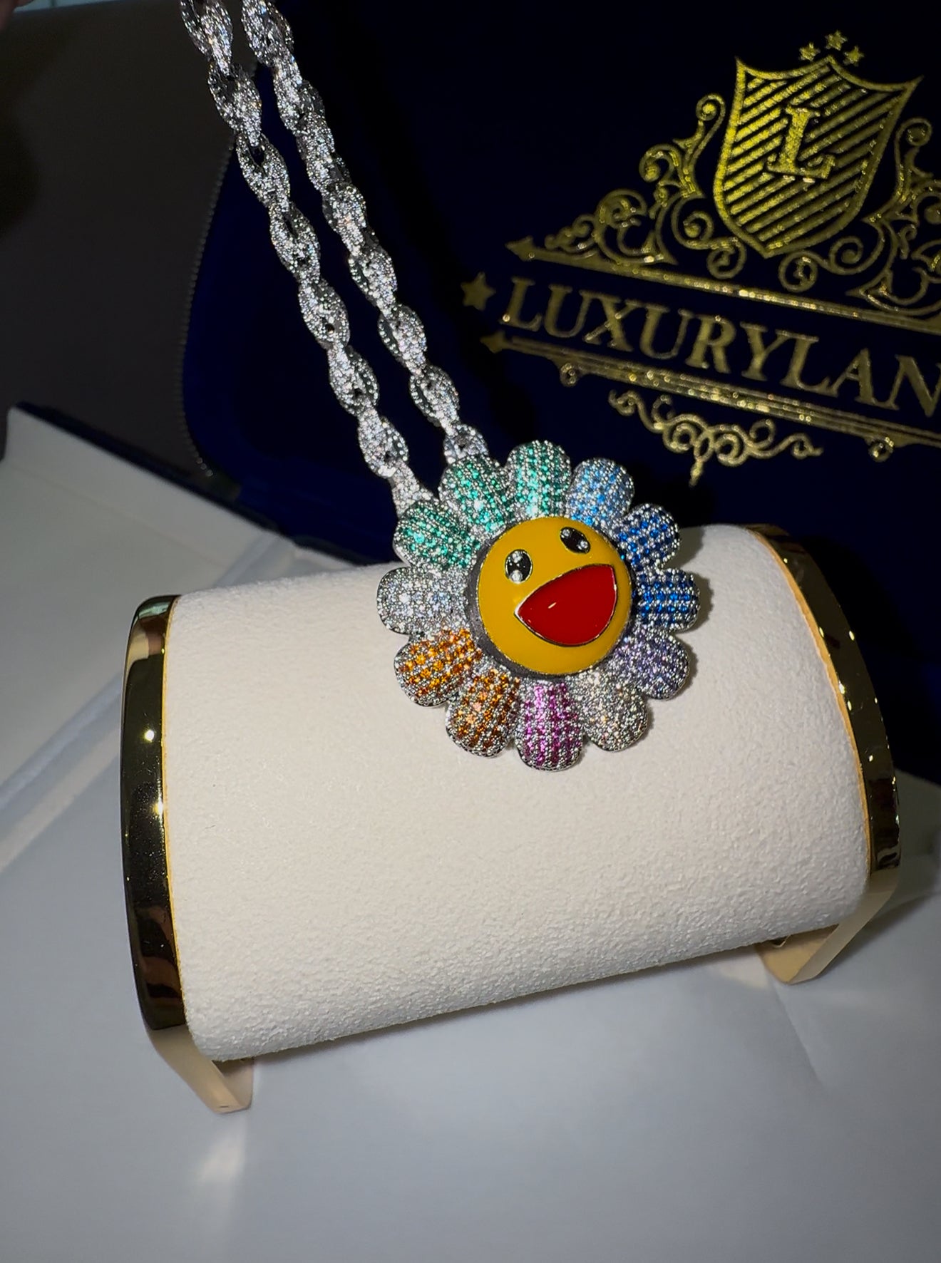 Dije de murakami giratorio 3D con cadena torzal 6mm whitegold full iced