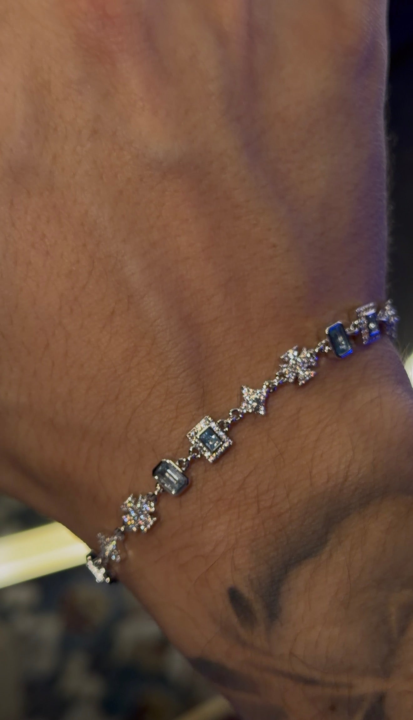 Múltiple shaped gems whitegold plated brazalete