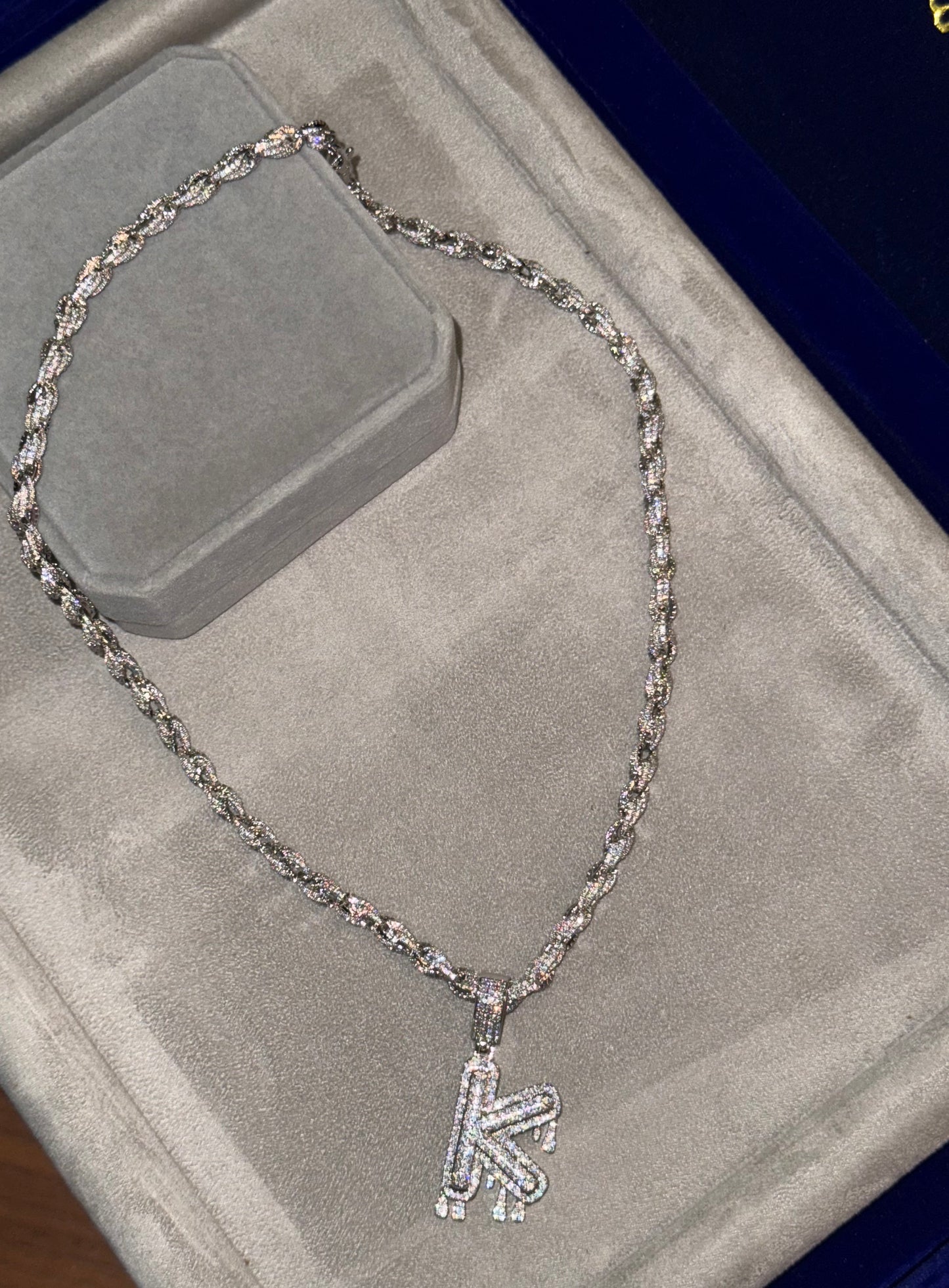Dije de inicial con cadena torzal rope 6mm full iced x white gold