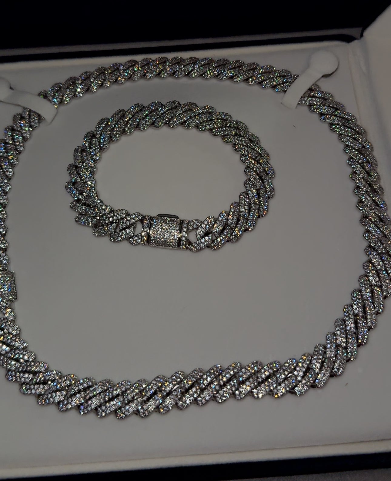 Cadena y brazalete Cuban link 13mm white gold con incrustaciones full iced