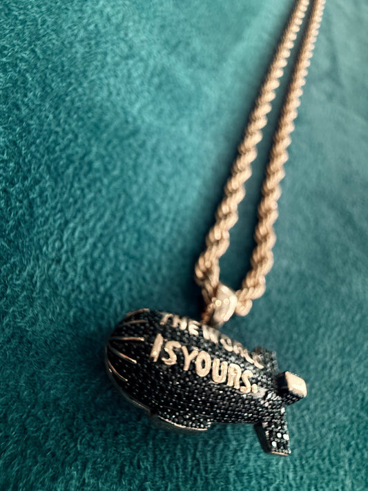 Promo buen fin DIJE DE “the WORLD is YOURS” con torzal de 5 mm.