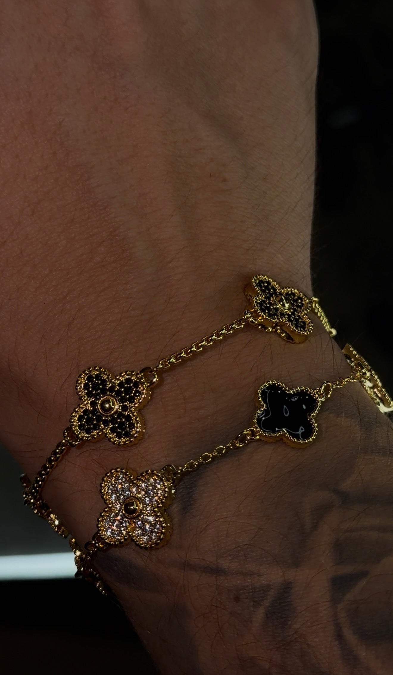 Combo de brazaletes VC. Golden x black zircons y brazalete VC golden x black