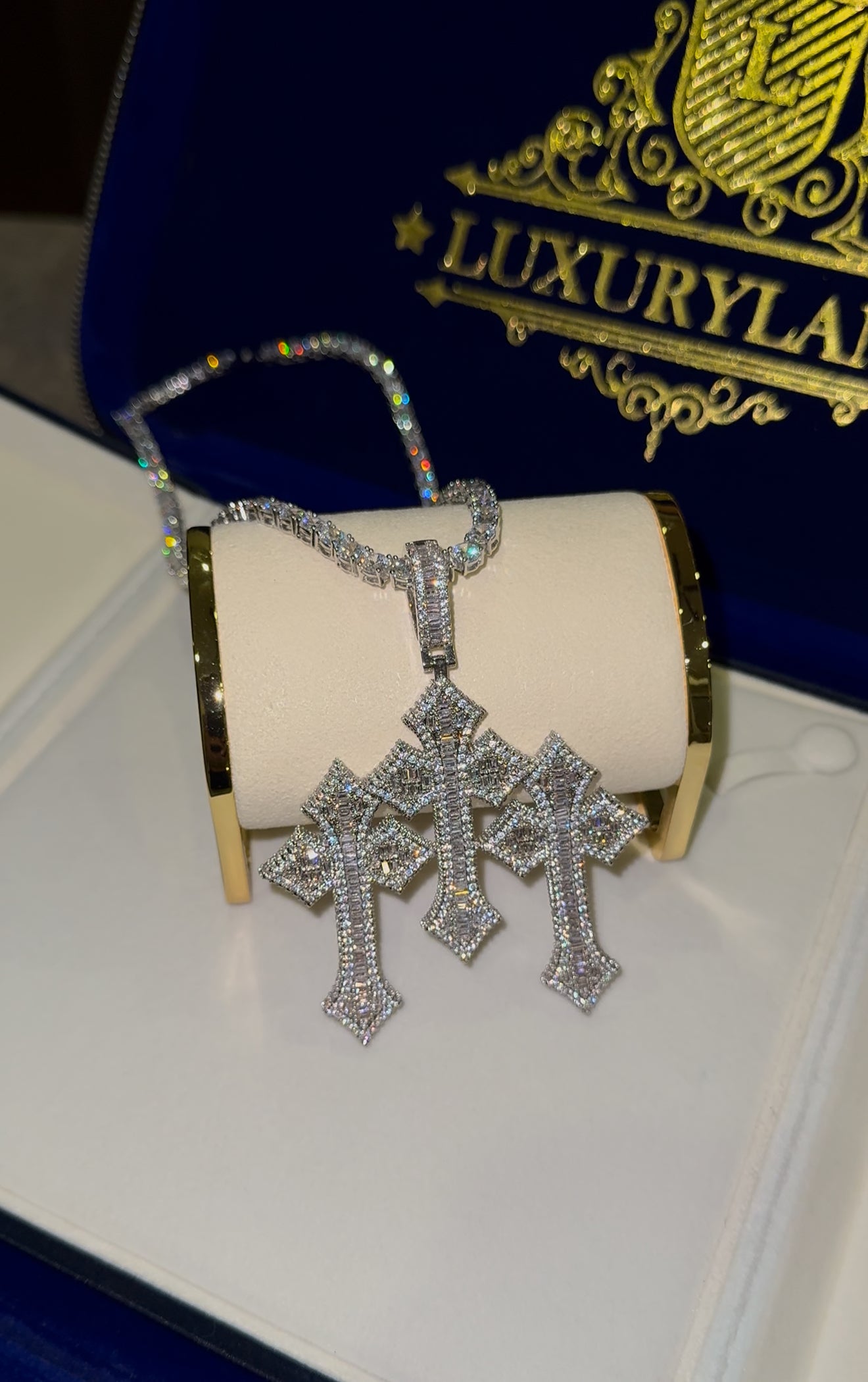 Dije triple cross baguette iced con cadena tennis 5mm white gold