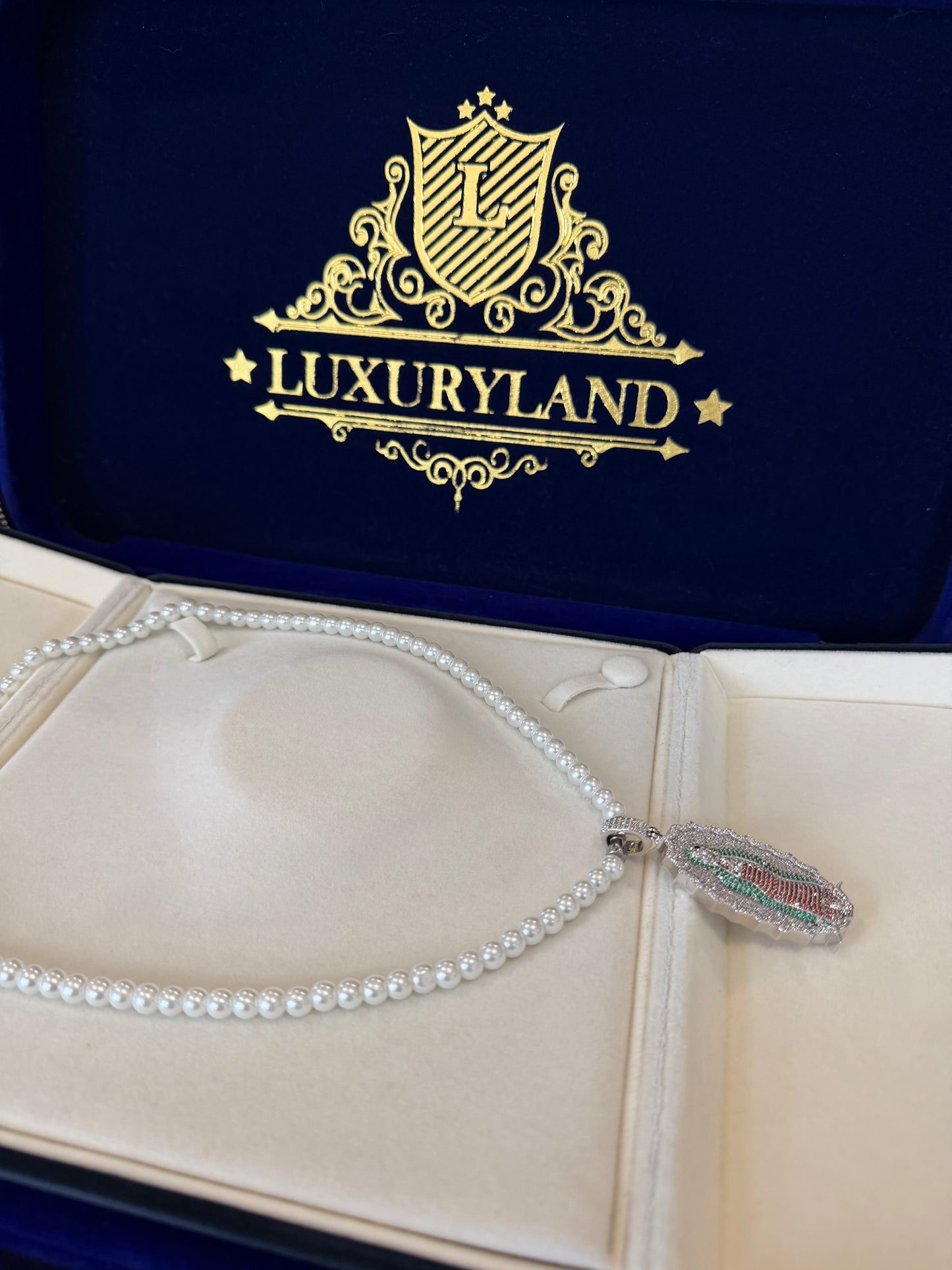Medalla (dije) de la Virgen con collar de perlas de río