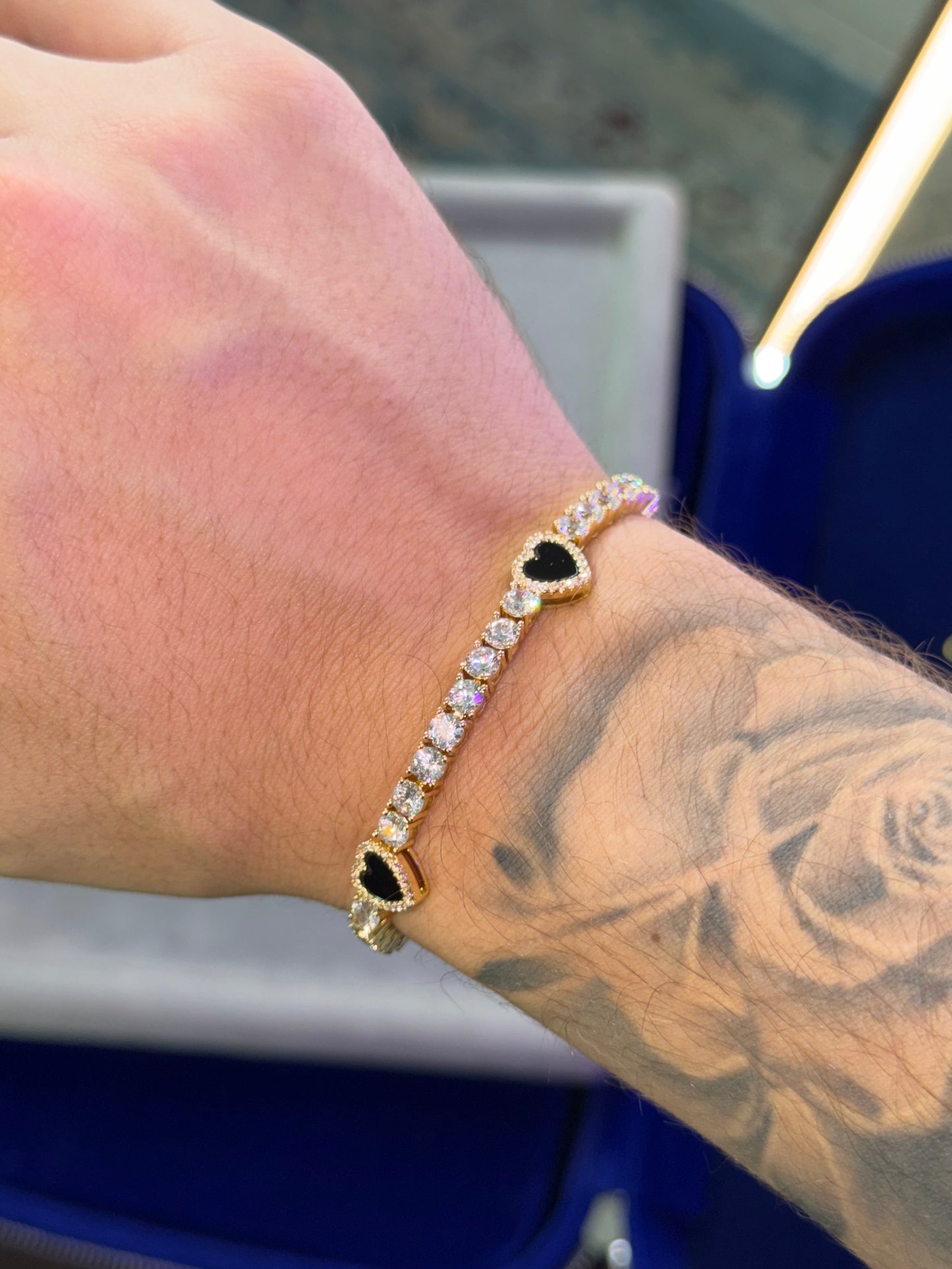 Brazalete tennis 4 mm Hearts black and Golden