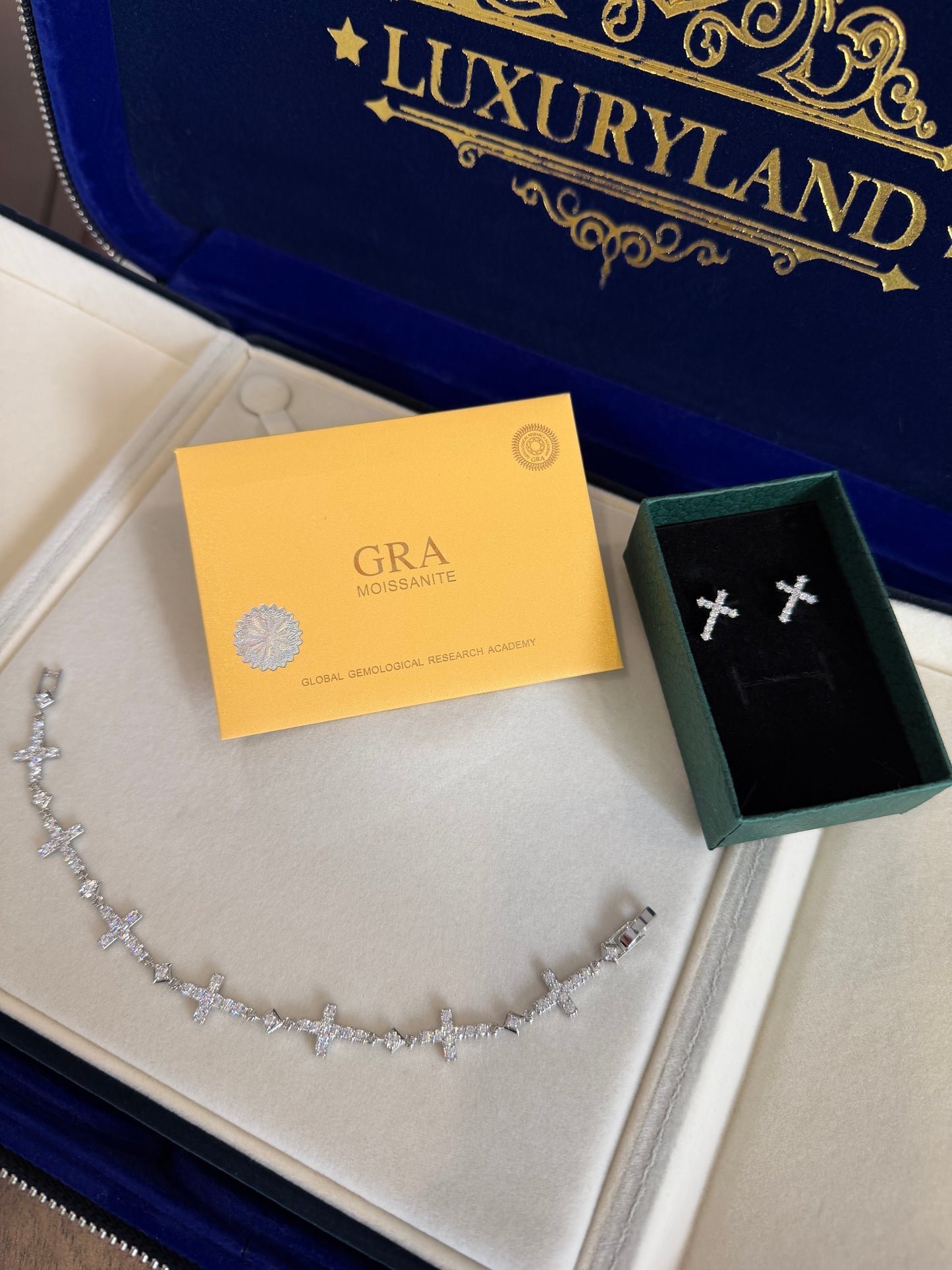 Combo de brazalete de cruz tennis whitegold y aretes de cruz tennis