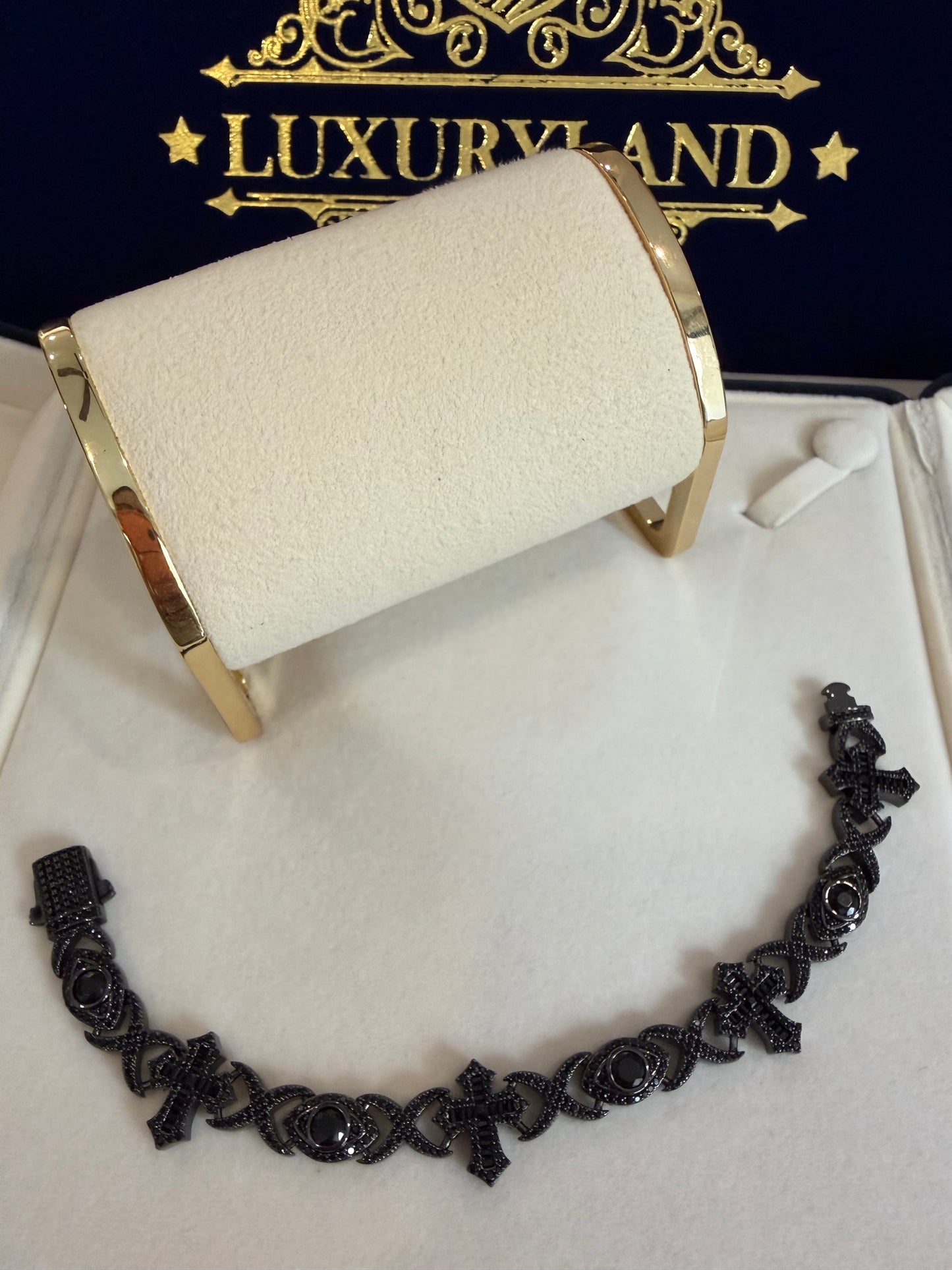 Brazalete eyes and cross black full iced 2026