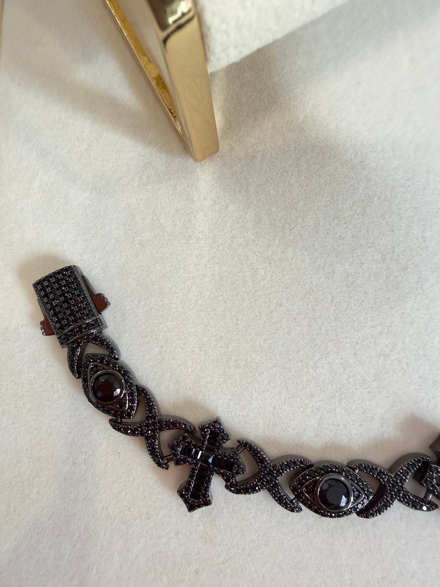 Brazalete eyes and cross black full iced 2026