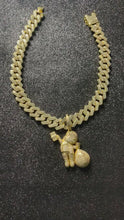 Cargar y reproducir el video en el visor de la galería, Cadena iced out cuban link con dije de Richi rich, oro laminado 18k, (4 micras)
