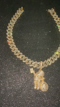 Cargar y reproducir el video en el visor de la galería, Cadena iced out cuban link con dije de Richi rich, oro laminado 18k, (4 micras)
