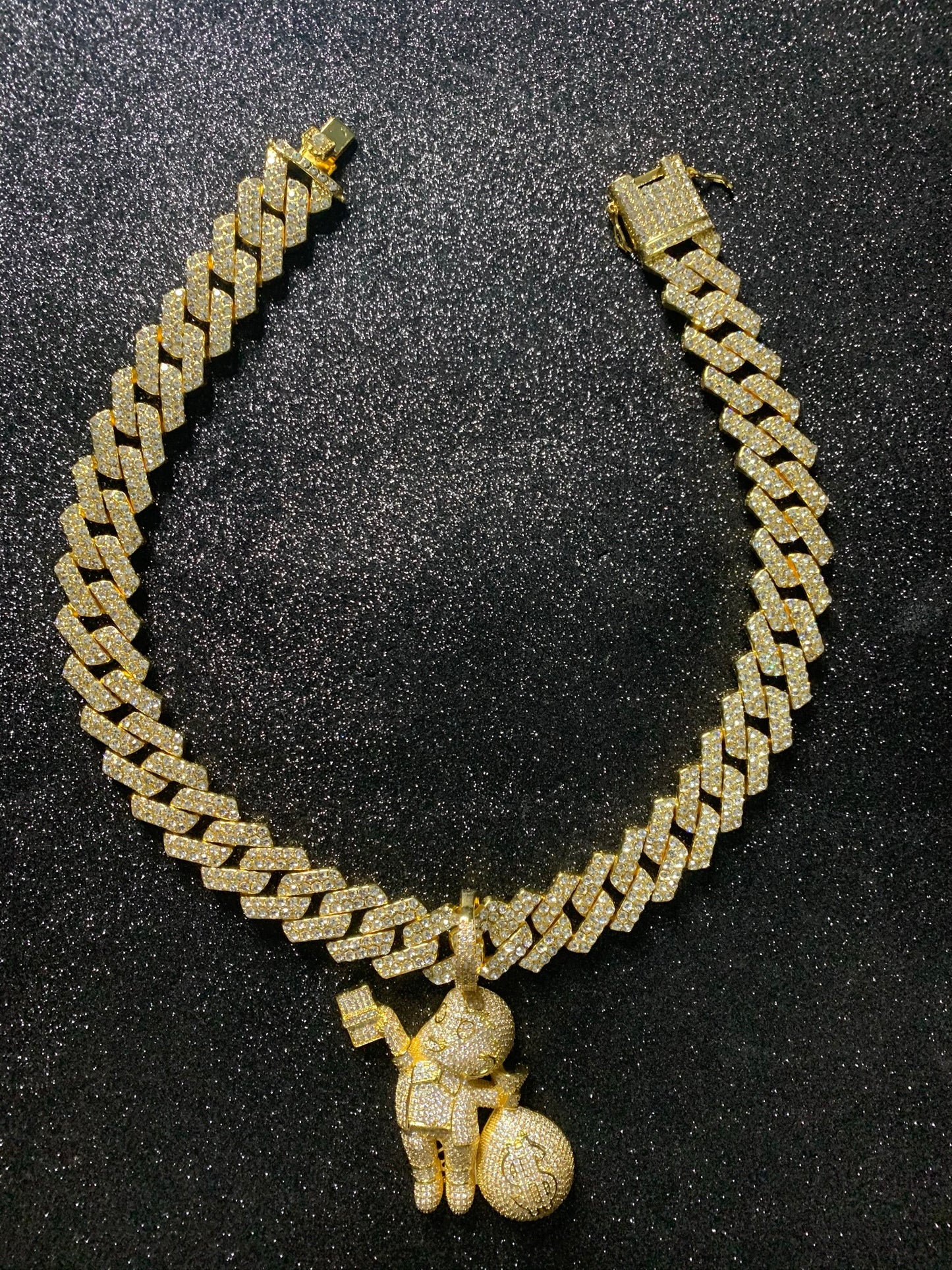 Cadena iced out cuban link con dije de Richi rich, oro laminado 18k, (4 micras)