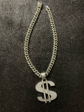 Cargar imagen en el visor de la galería, Dije de signo de dinero con cadena cuban link, laminado en oro 18k (4 micras)

