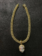 Cargar imagen en el visor de la galería, Dije de chuky con cadena cuban link 1.3 cm, oro laminado 18k (4 micras)

