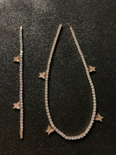 Cargar imagen en el visor de la galería, Conjunto cadena y brazalete cadena tennis con mariposas, oro rosa laminado 18k (4 micras)
