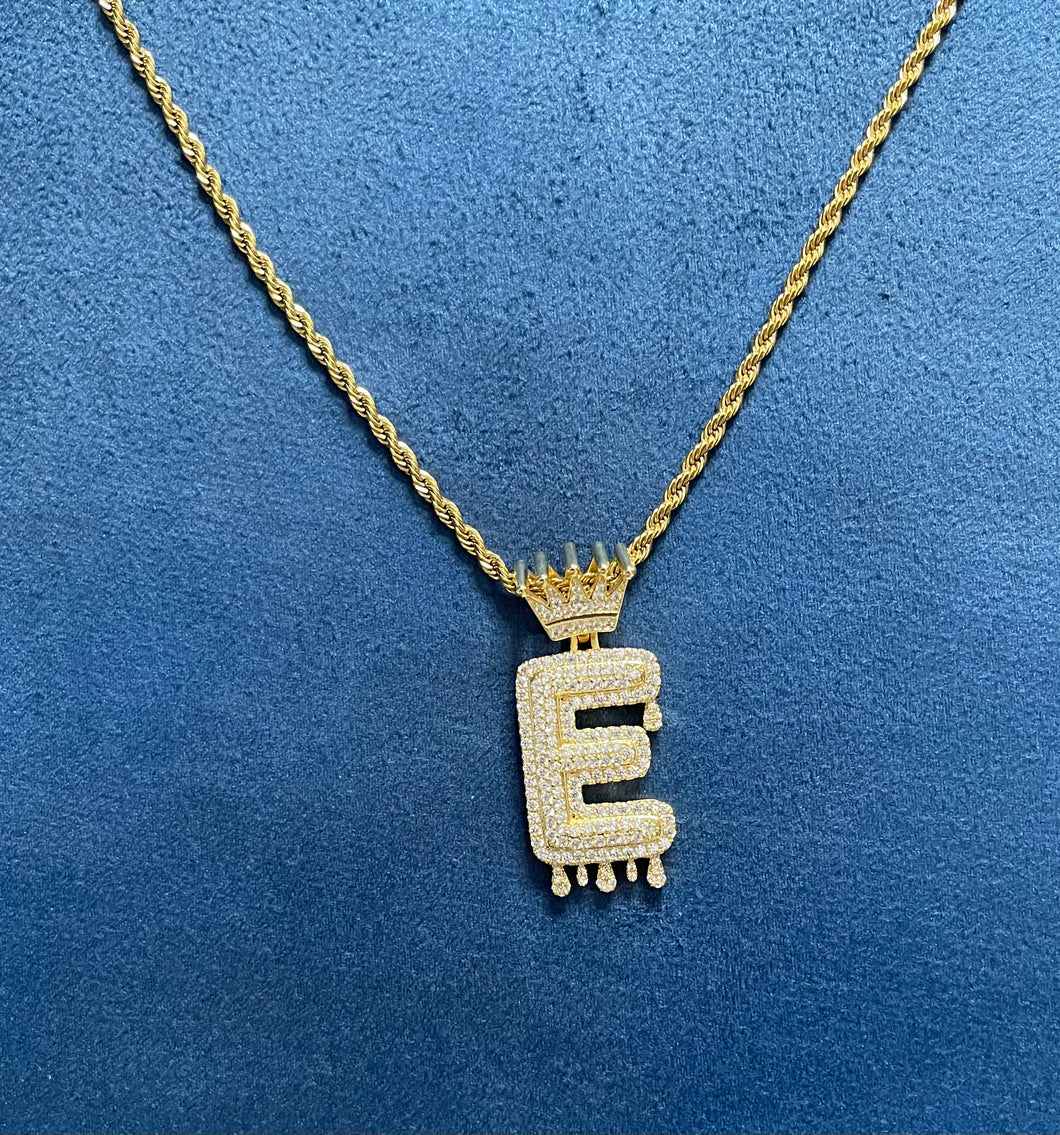Inicial letra E con cadena torzal de 50 cm incluida