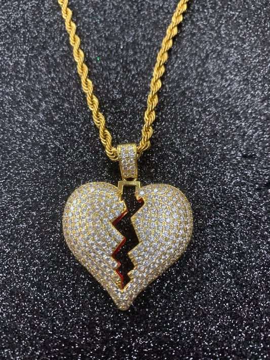 Dije de corazón roto, oro laminado 18k (4 micras)