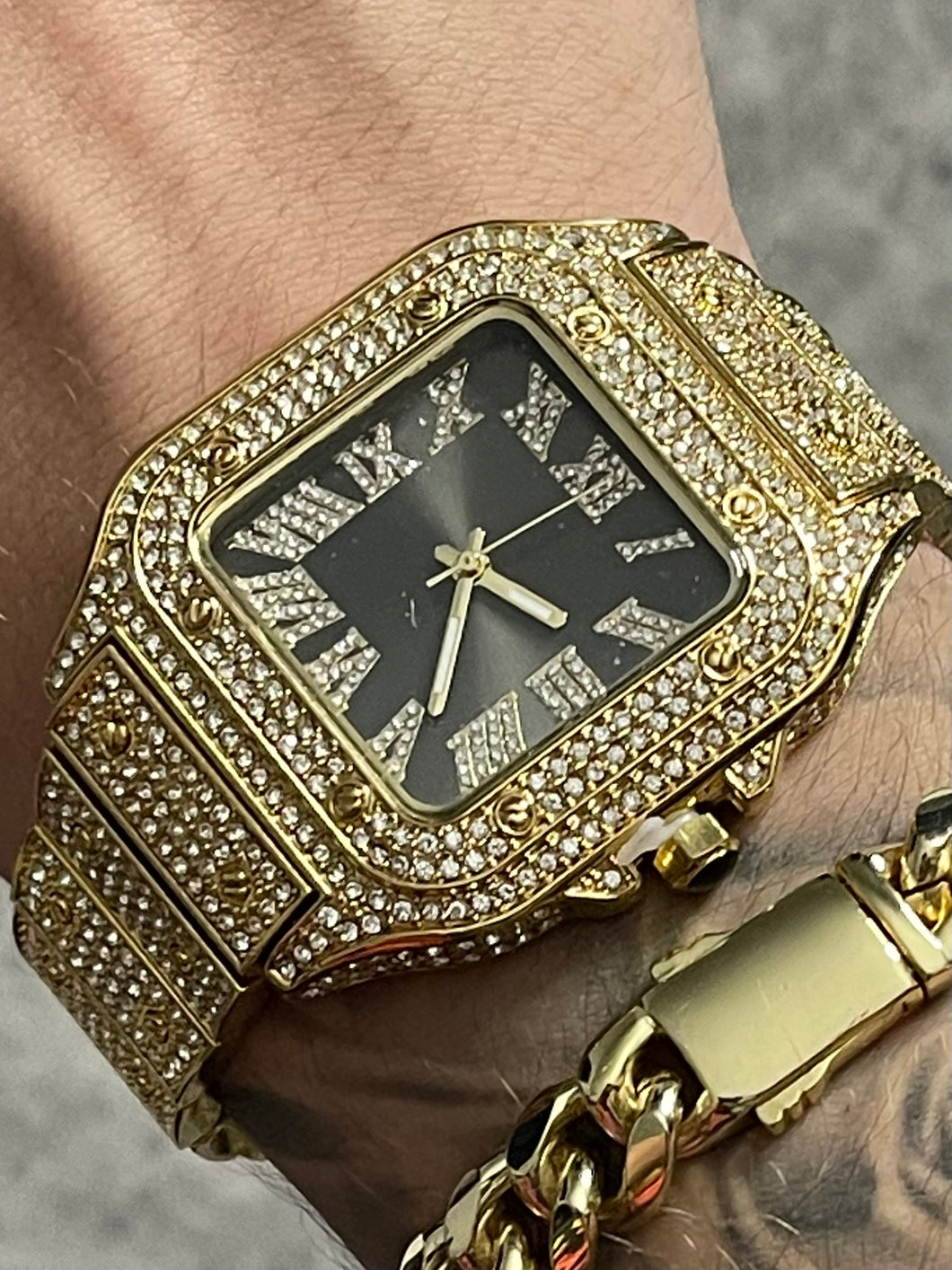 Square cartier type reloj golden & black full ice
