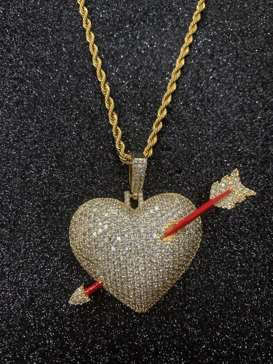 Dije de corazón flechado, oro laminado 18k, (4 micras)